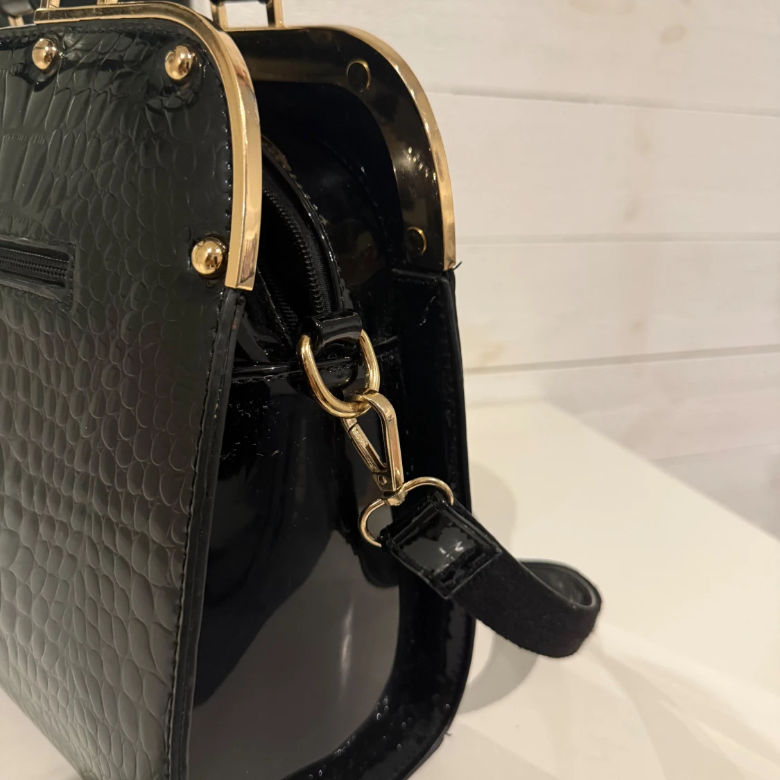 Svart handväska i crocopräglat skinn - 2