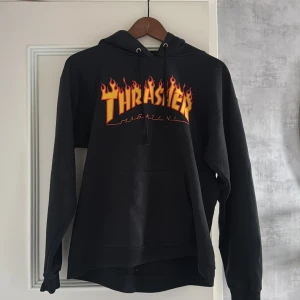 Svart Thrasher hoodie  - Svart hoodie från Thrasher. Storlek S