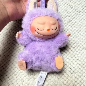 Lila labubu - En fluffig lila labubu den är från popmart 