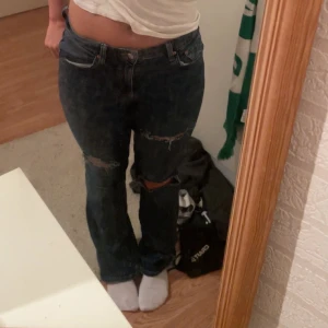 Jeans med revor - Ett par super snygga jeans ifrån Gina tricot i storlek 36 å i modellen ”petite” aldrig använda!