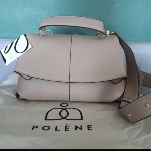 Beige handväska från Polène mokki  - Säljer en stilren beige handväska från Polène i mjukt skinn. Mokki modellen. Osäker på äkthet då jag köpte den på Vinted för ett år sedan. Skriv för mer bilder💞