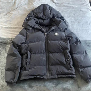 Trapstar puffer jacket - Trapstar puffer jacket första släppet. Stl-S men passar M. Kvitto finns ej.