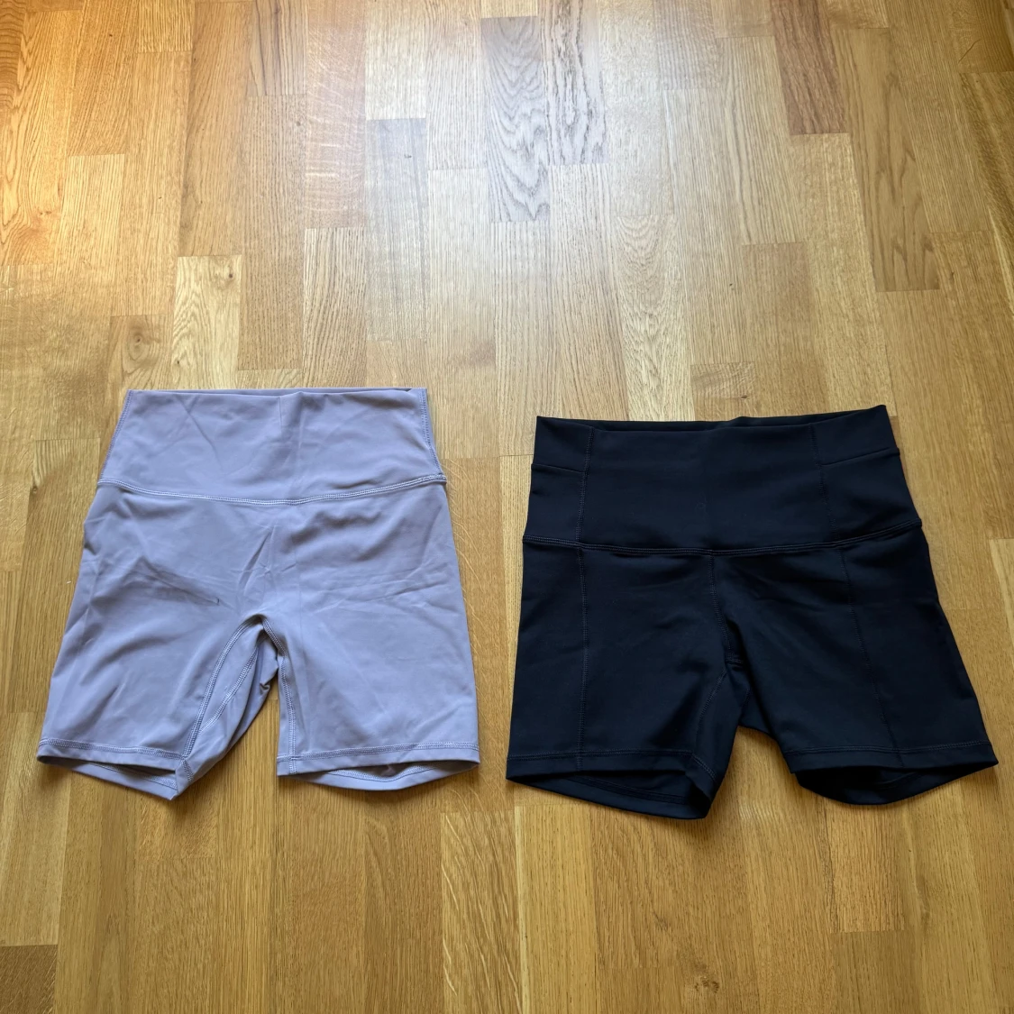 Två par höga cykelshorts