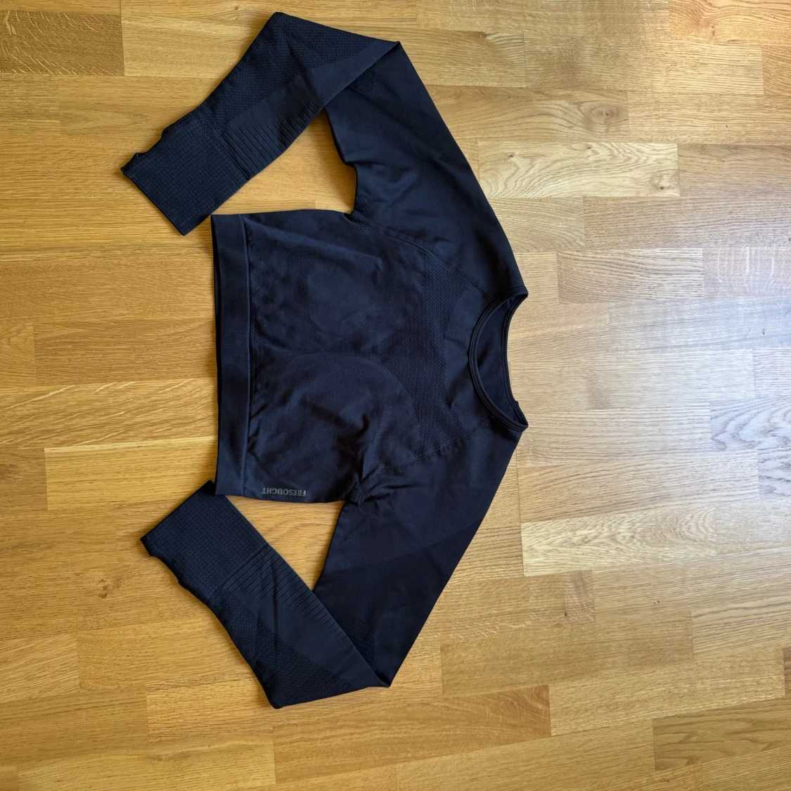 Svart croppad träningströja