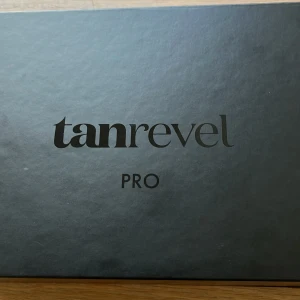 Tanrevel Pro brun-utan-sol kit - Tanrevel Pro är ett smidigt brun-utan-sol kit med en svart, stilren apparat och en brun formula i flaska. Perfekt för att få en solkysst look snabbt och enkelt. Kommer i snygg svart förpackning och är lätt att använda för en jämn bränna.
