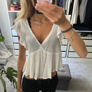 Supersöt blus från Nelly🤍 - Supersöt vit blus med v-ringning och volangärmar. Passar till alla tillfällen! Använd fåtal gånger. Skriv om du har några funderingar😇