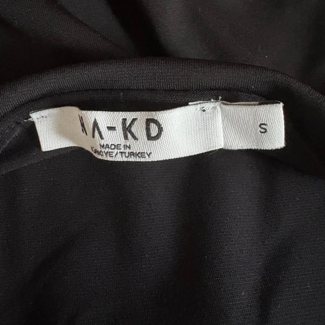 Svart offshoulder volangblus NA-KD - 2