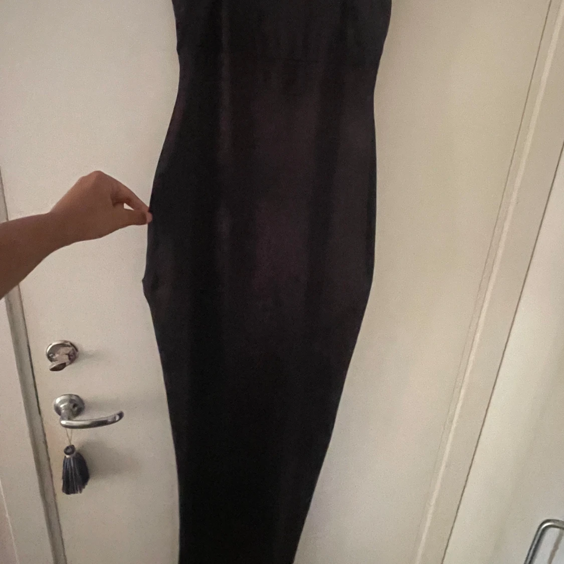 Svart långklänning med draperad urringning - 2