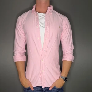 Ralph lauren skjorta - Hej säljer nu min fina Ralph lauren skjorta i storlek S. Den är i nyskick och kommer vara otroligt snygg på sommaren. Nypris cirka 1600kr! Vi kommer att sälja liknande produkter nu i sommar så glöm inte följa profilen!🌊🍾