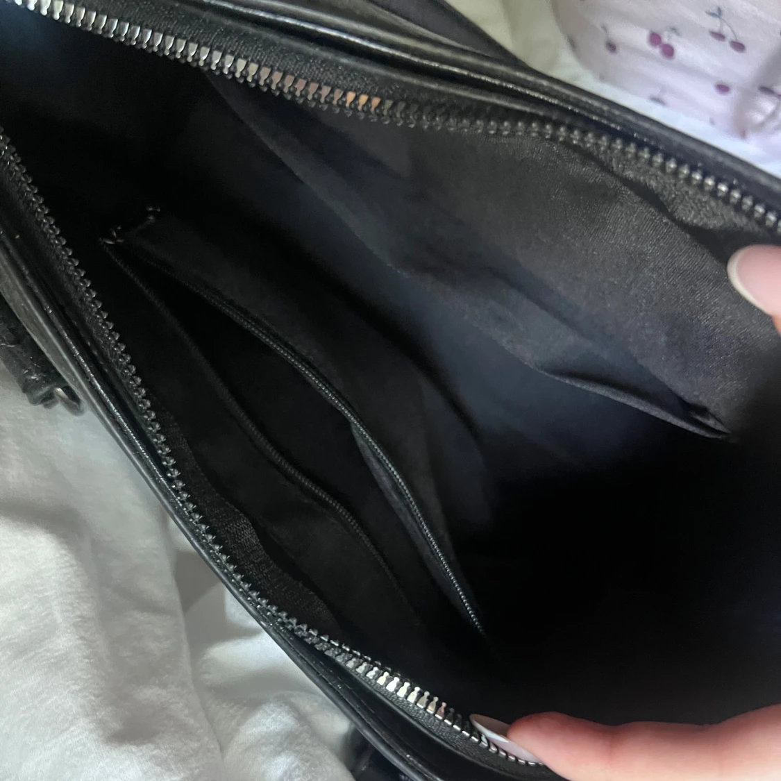 Svart handväska i skinn med dragkedja - 1