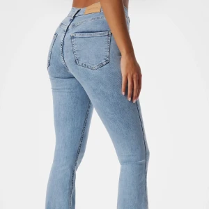 Ljusblå bootcut jeans  - Snygga ljusblå jeans med bootcut. Perfekta för dig som vill ha en bekväm passform. 