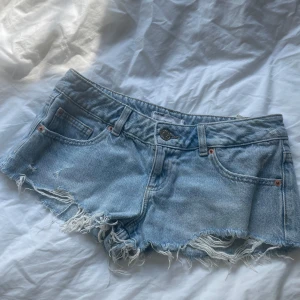 Lågmidjade jeansshorts  - Skitsnygga lågmidjade jeans med en ljusblå tvätt☺️ säljer då de var lite för små för mig så de är knappt använda💞 tveka inte att skriva om ni har några frågor!!💗