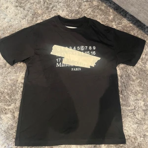 Maison Margiela T-shirt - Tvärfet margiela t-shirt i strl L. Oanvänd så inga skador eller defekter. Skriv vid minsta fundering!😊