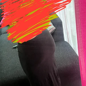 Svart ribbad långkjol med drapering - Säljer en svart långkjol i ribbat tyg med snygg drapering på sidan. Kjolen har en tight passform och är perfekt om du gillar en stilren och enkel look. Materialet är stretchigt och följsamt, vilket gör den superbekväm att bära. Det är en hög slits som framhäver benen ❤️