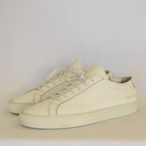 Common Projects sneakers - COMMON PROJECTS SNEAKERS  Storlek : 41  Passform : Passar 42  Användning : Skorna är i ett fint skick utan defekter  Nypris : Cirka 4000SEK