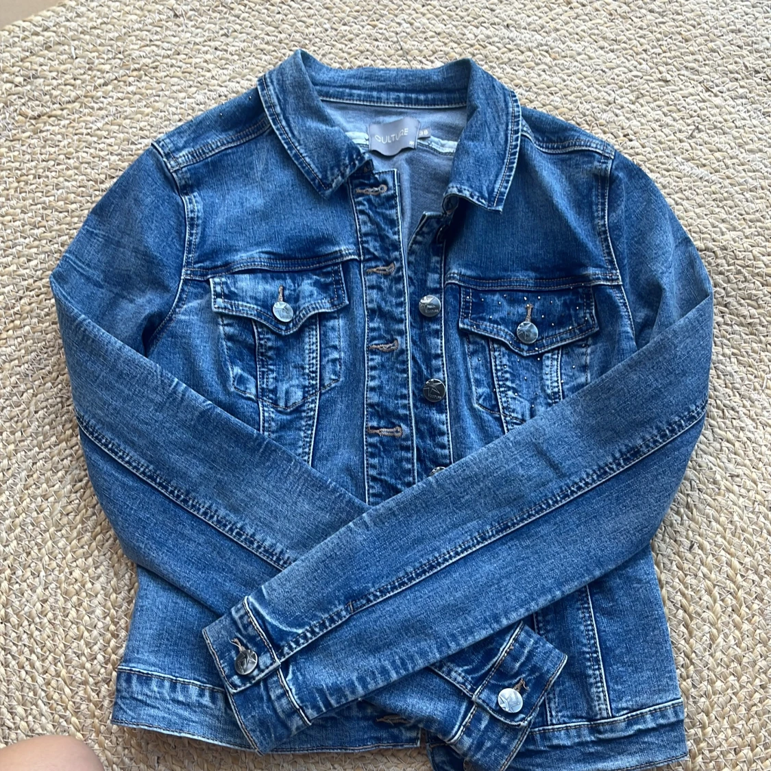 Blå jeansjacka med nitar från Culture - 3