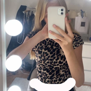 Leopardmönstrad topp från SHEIN❣️ - Snygg leopardmönstrad topp från SHEIN med korta ärmar och figurnära passform. Toppens färger går i beige och svart och materialet är stretchigt och mjukt i polyesterblandning. Perfekt för dig som vill sticka ut med ett djurmönster och gillar trendiga plagg.❣️💌