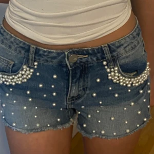 Jeans shorts med pärlor  - Ny skick perfekt för sommaren med fina pärlor detaljer. 