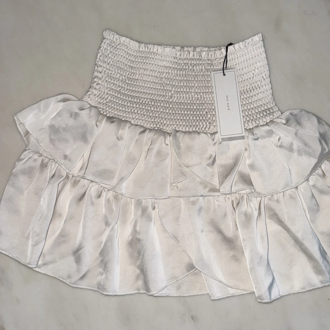 Vit satinvolangkjol från Neo Noir