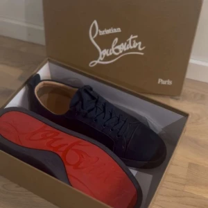 Christian Louboutin mörkblåa sneakers mocka - Snygga mörkblåa sneakers från Christian Louboutin i mjuk mocka med klassisk röd sula och mörkblåa skosnören. Låg modell med rund tå och diskreta sömdetaljer. Kommer med originalkartong, dustbag och äkthetsbevis. Strl 46 passar även 45. Hör av er vid fler frågor. Priset är inte hugget i sten vid snabb affär😉