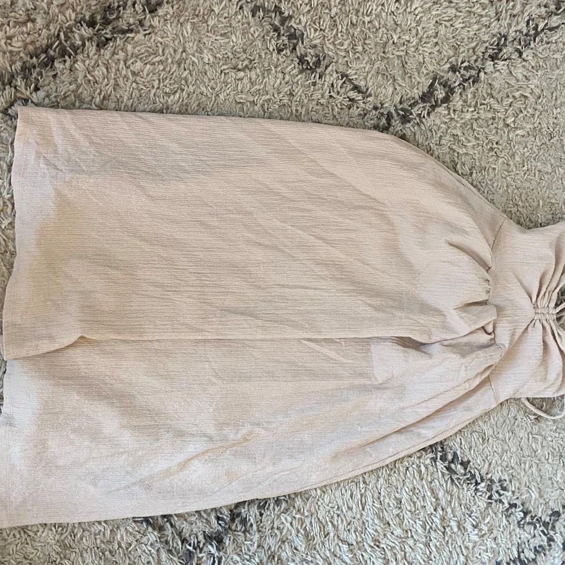 Beige långklänning med snörning H&M