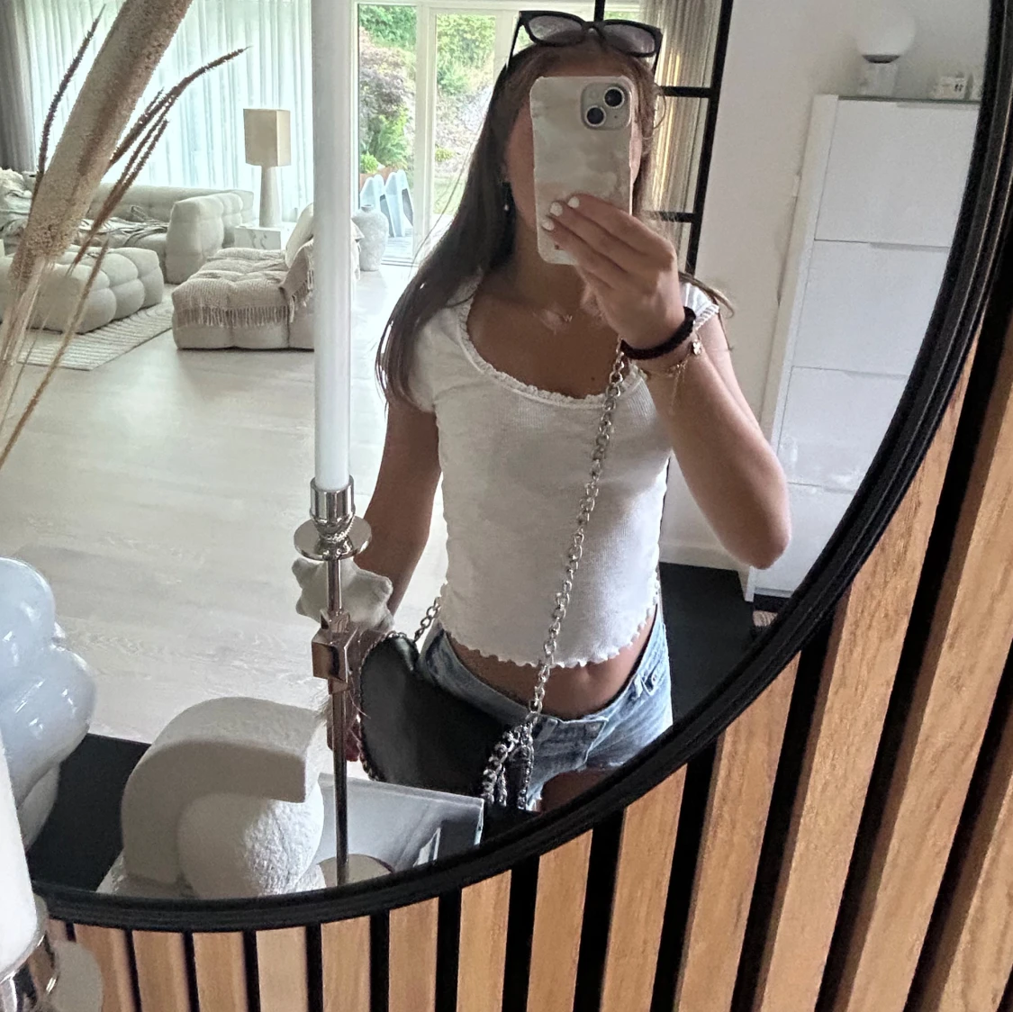 Svart axelväska med kedjedetaljer - 1