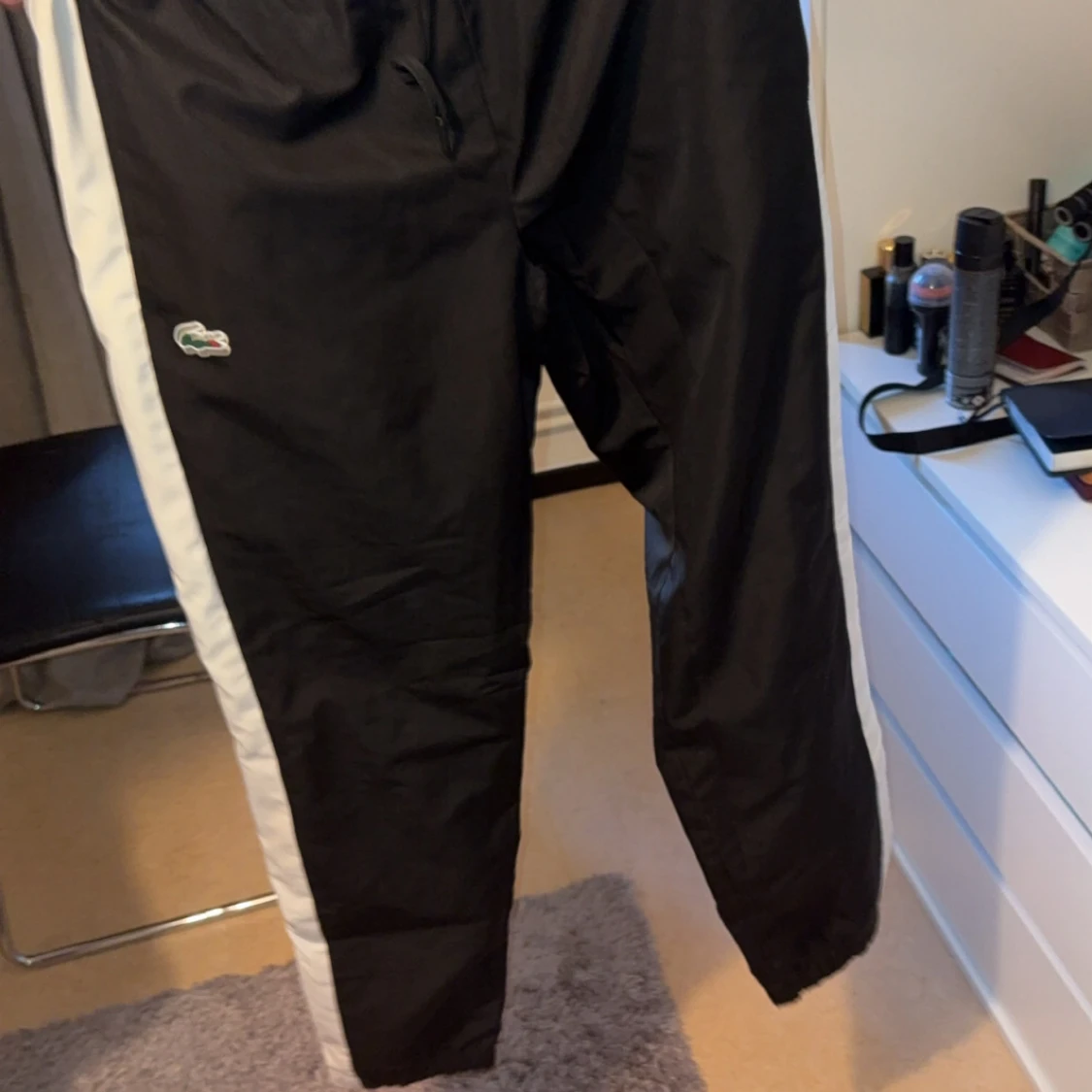 Svart vindjacka från Lacoste och byxor från Lacoste  - 3