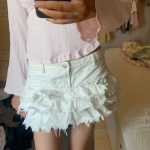 jeans volang kjol - kjol från Monki i storlek 38🤍bra skick och passar storlek s/m! säkerhetsnålar på insidan, se bilder
