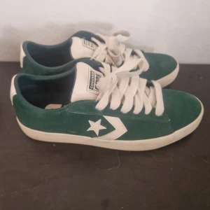 Converse cons skor  - Ett par converse skor köpte för 700kr för ett tag sen används ett antal gånger men tvättar innan jag postar! Box och ett par gröna sko snören följer med hör av er vid frågor! 