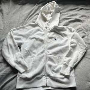 Polo Ralph Lauren zip hoodie - Vit zip hoodie från Polo ralph lauren. Storlek XS/S (160). Snören fattas! Tveka inte med frågor eller prisförslag!