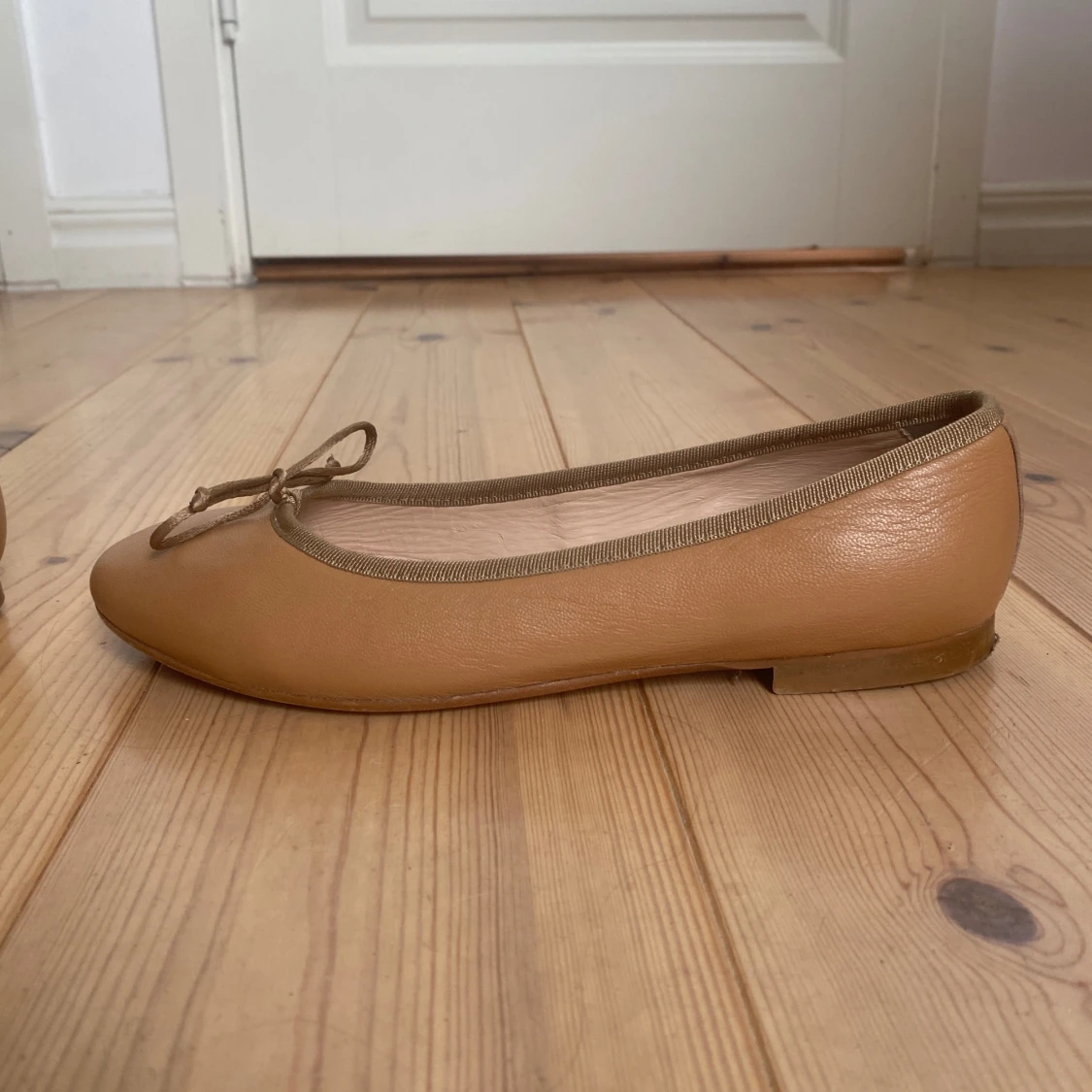 Beige ballerinaskor med rosett - 1