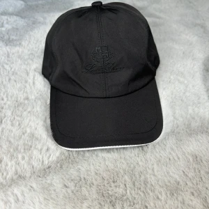 Loro piana keps - Säljer denna snygga loro piana keps. Köpt för någon månad sedan av någon från Vinted endast testad. Priset är bra för jag vet inte om den är riktig eller inte men snygg ändå. Pris kan självklart diskuteras. Fraktas inom 48 timmar😀