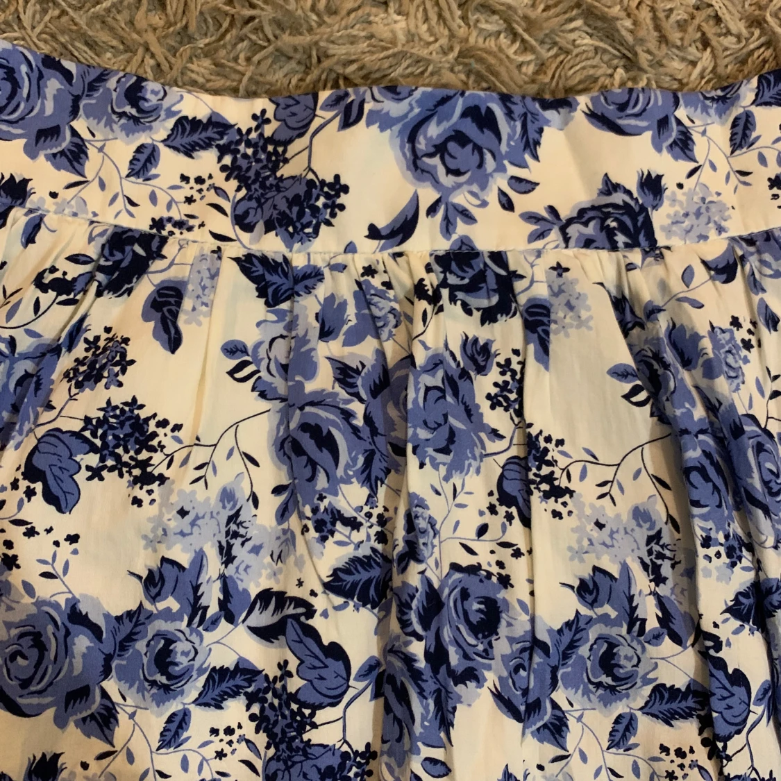 Vit och blå blommig kjol med dragkedja - 3