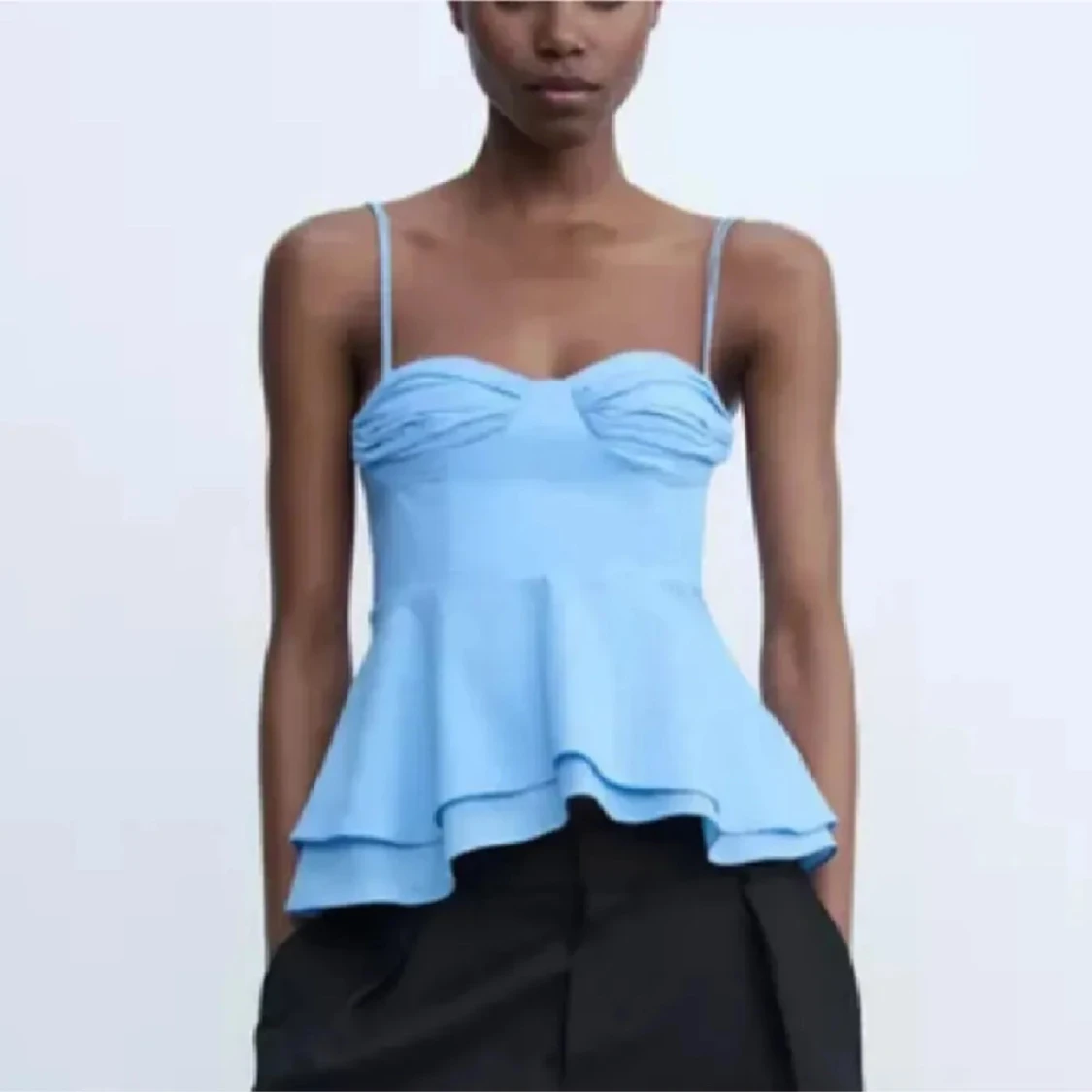 Ljusblå peplum linnetopp med volang