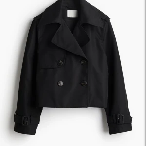 Svart trenchcoat - Croppad trenchcoat från hm, bra skick använd några gånger 