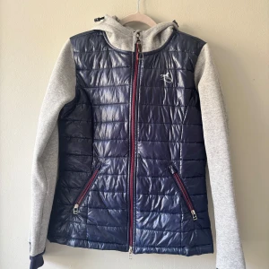 ”Jacka” från HKM - Skön och snygg ”jacka” från märket HKM. Endast testad, men färgen är inte riktigt för mig. Perfekt att ha i stallet men går självklart att ha den till vardags med!