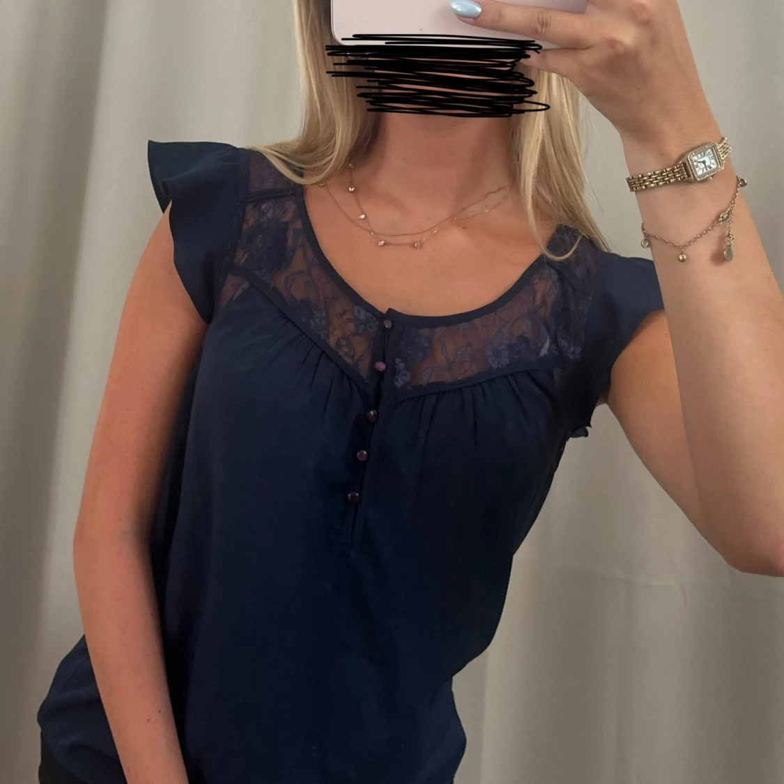 Mörkblå blus med spets och knappar - 3