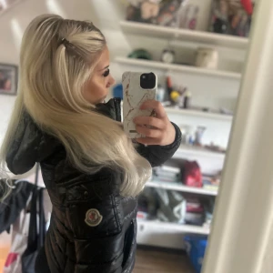 Svart Moncler bady - Säljer nu min älskade jacka, glansig pufferjacka från Moncler med huva och dragkedja framtill. Jackan har quiltad design, två fickor med dragkedja och klassisk Moncler-logga på ärmen. Perfekt för kalla dagar. ☺️(kom privat för fler bilder och info) Är öppen för byten  