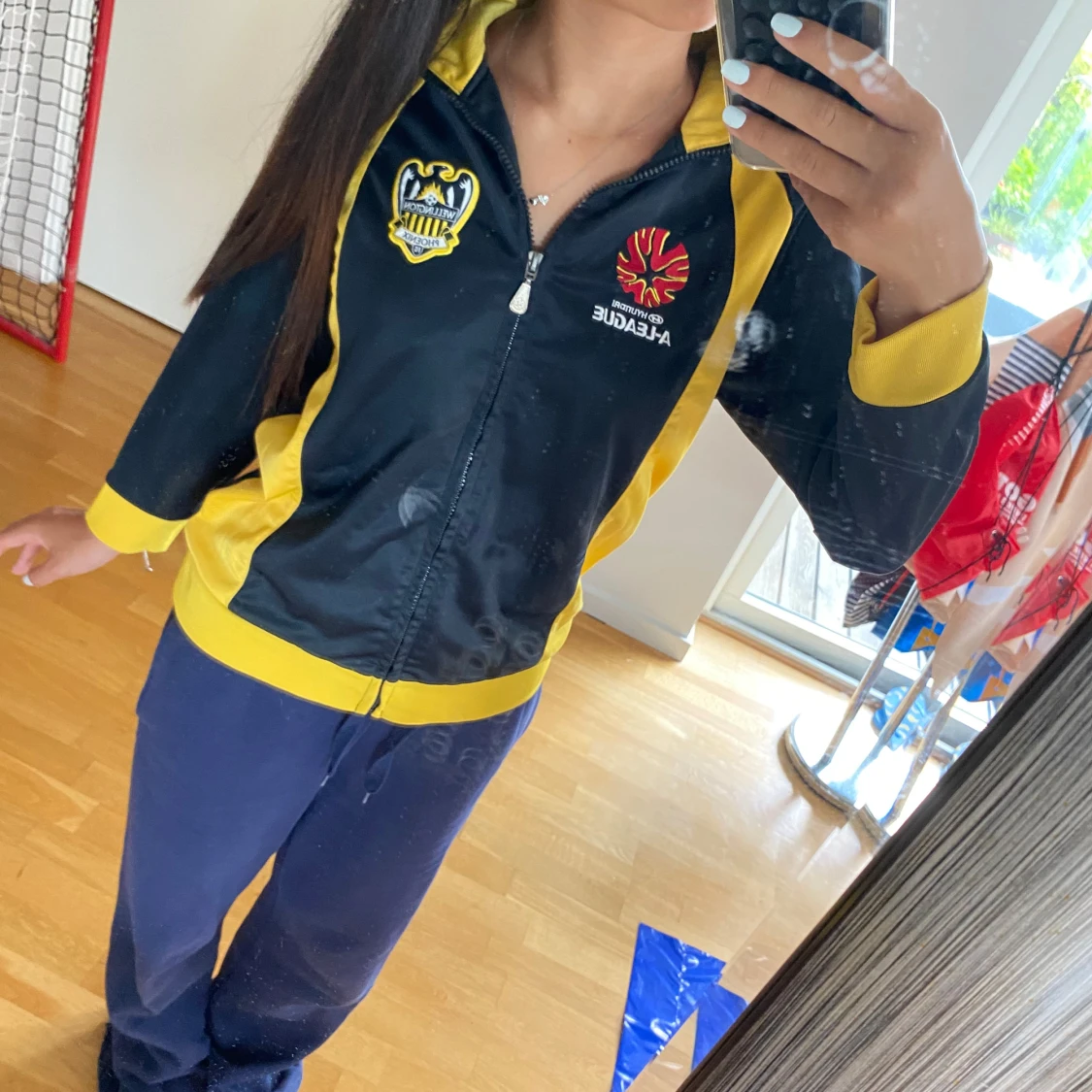 Svart och gul vindjacka från Akademi