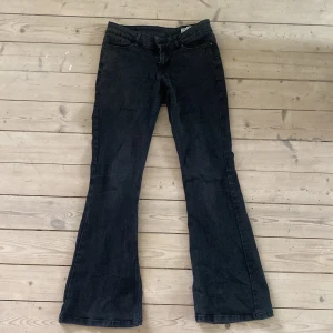 Svarta bootcut jeans från Vero Moda - Snygga svarta jeans från Vero Moda med bootcut-modell och klassisk femficksdesign. Jeansen är i stretchigt denimtyg och har en mörk tvätt som passar till allt. Perfekta för dig som gillar en retroinspirerad look med utsvängda ben.