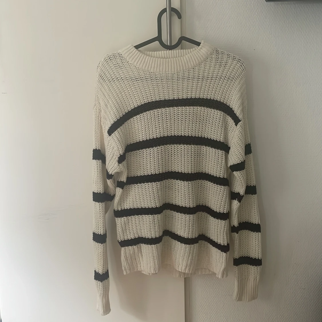 Randig stickad tröja från 157, XS