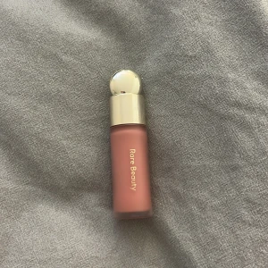 Rare Beauty Liquid Blush Hope - Flytande rouge från Rare Beauty i nyansen Hope, en mjuk rosaton. Kommer i en frostad rosa flaska med guldig rund kork och applikator. Perfekt för att ge kinderna en naturlig, fräsch färg med lätt formula som smälter in i huden. Testar nån gång annars helt nytt. Behövs endast en liten liten prick då den är pigmenterad. Köptes för 389 kr men säljer för 249 kr 