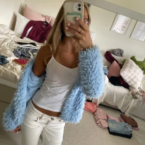 Ljusblå pälskofta från Gina Tricot - Supermjuk och fluffig ljusblå pälskofta från Gina Tricot. Koftan har lång ärm, rak passform och är helfärgad utan mönster. Perfekt för dig som vill sticka ut och hålla dig varm med stil. Den är i storlek XS och aldrig använd!💗