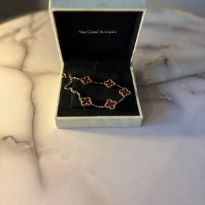 🍷 Van Cleef-smycke – Vinröd - Sofistikerad och varm vinröd färg som sticker ut utan att ta över. En fin färgklick som passar året runt.