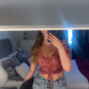 Röd topp med blommigt mönster  - Söt topp från SHEIN☺️använd ett fåtal gånger så är som ny! 