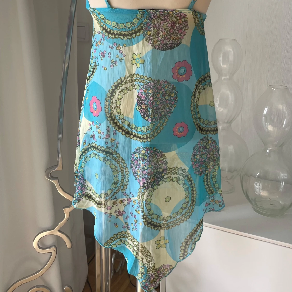 Blommig blå kortklänning med knyt - 3