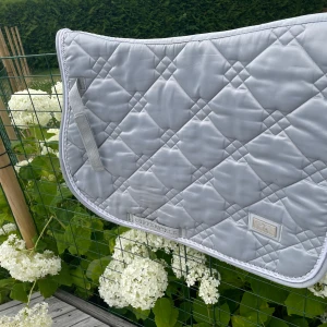 Copperfield schabrak  - Schabraket är ljus blått men ser lite silvrigt ut. Storleken är full men upplevs mindre (enligt mig). Jag kan skicka mot fraktkostnad. Läs mer på Ebba T (Hästnet) jag är mer aktiv där.‼️TRYCK EJ PÅ KÖP, TAR ENDAST SWISH‼️