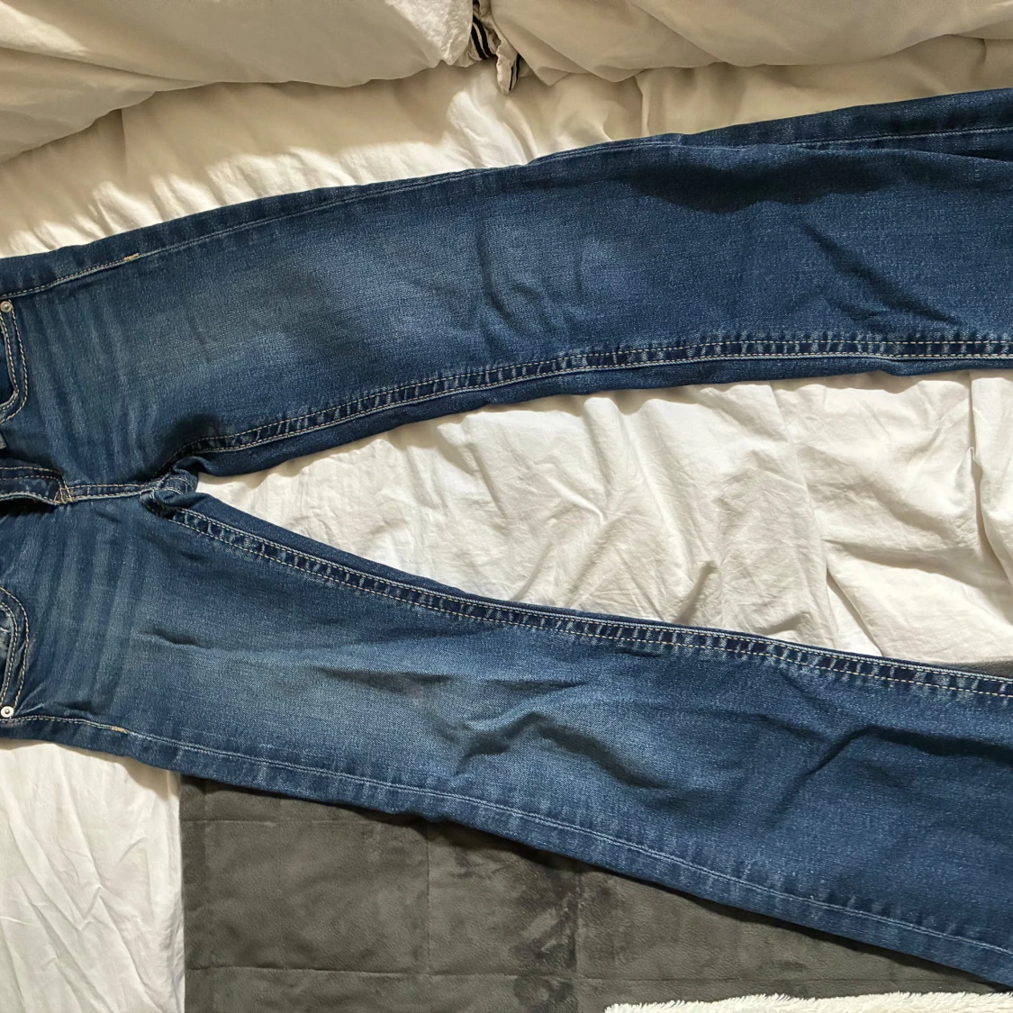 Blå bootcut jeans med fickdetaljer