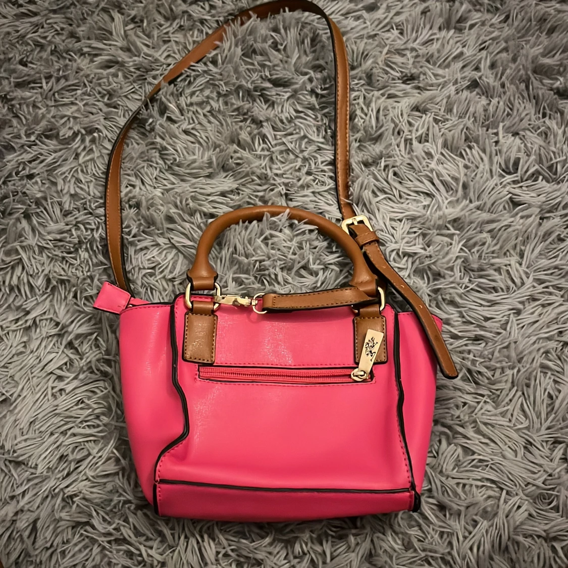 Rosa och vit axelväska från U.S. Polo Assn. - 1