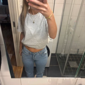  ljusblå jeans mid waist - Modellen har medelhög midja, raka ben och femficksdesign. Jeansen är i bomull och har en snygg vintage vibe med normal passform. Perfekta till sneakers eller boots.